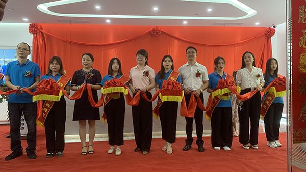 Oslavujeme stěhování do nového domu! Zahajovací ceremoniál zahajování společn...